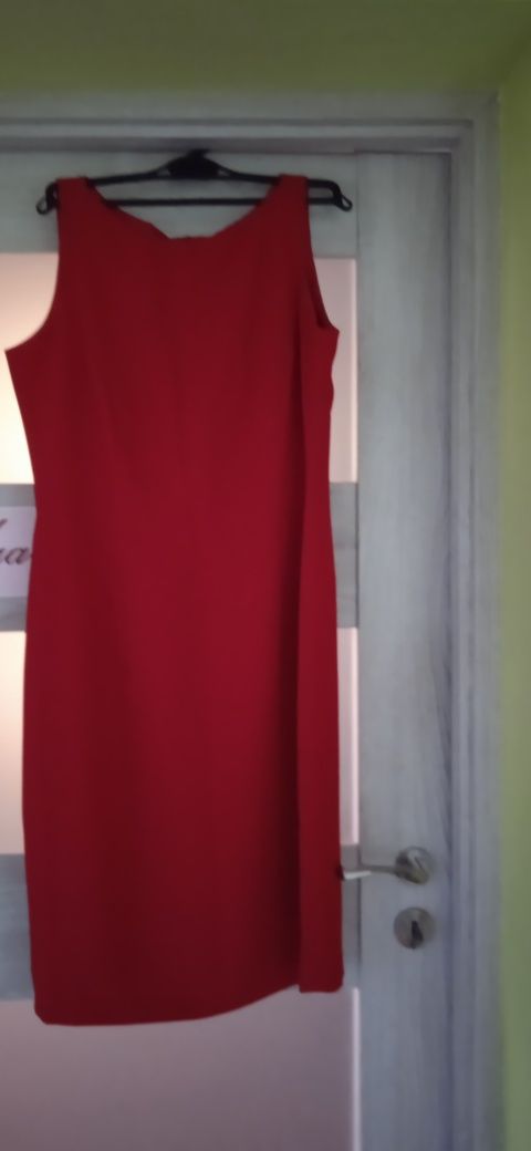 Czerwona damska sukienka