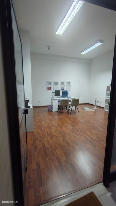 Arrendamento de espaço comercial na Rua António Correia de Carvalho 88