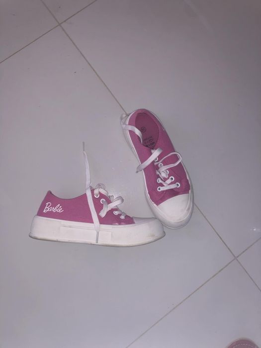 3 pary butów: Buty sportowe KAPPA, kolejne GETO, oraz trampki BARBIE