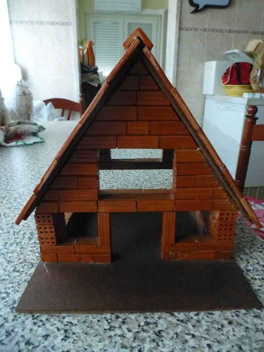 Casa artesanal feita com pequenos tijolos