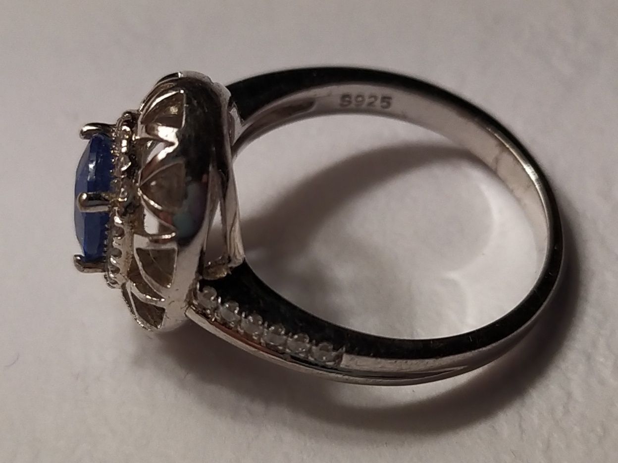 Серебряное кольцо с сапфиром и цирконами.