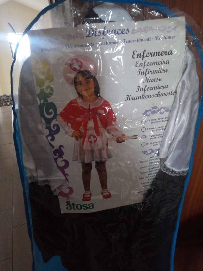 Vestido fantazia rainha e outra de enfermeira