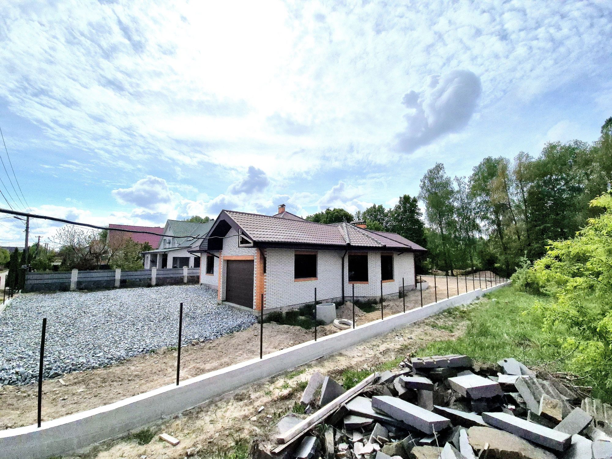 Новий будинок в передмісті Житомира с. Глибочиця гараж світло скважина