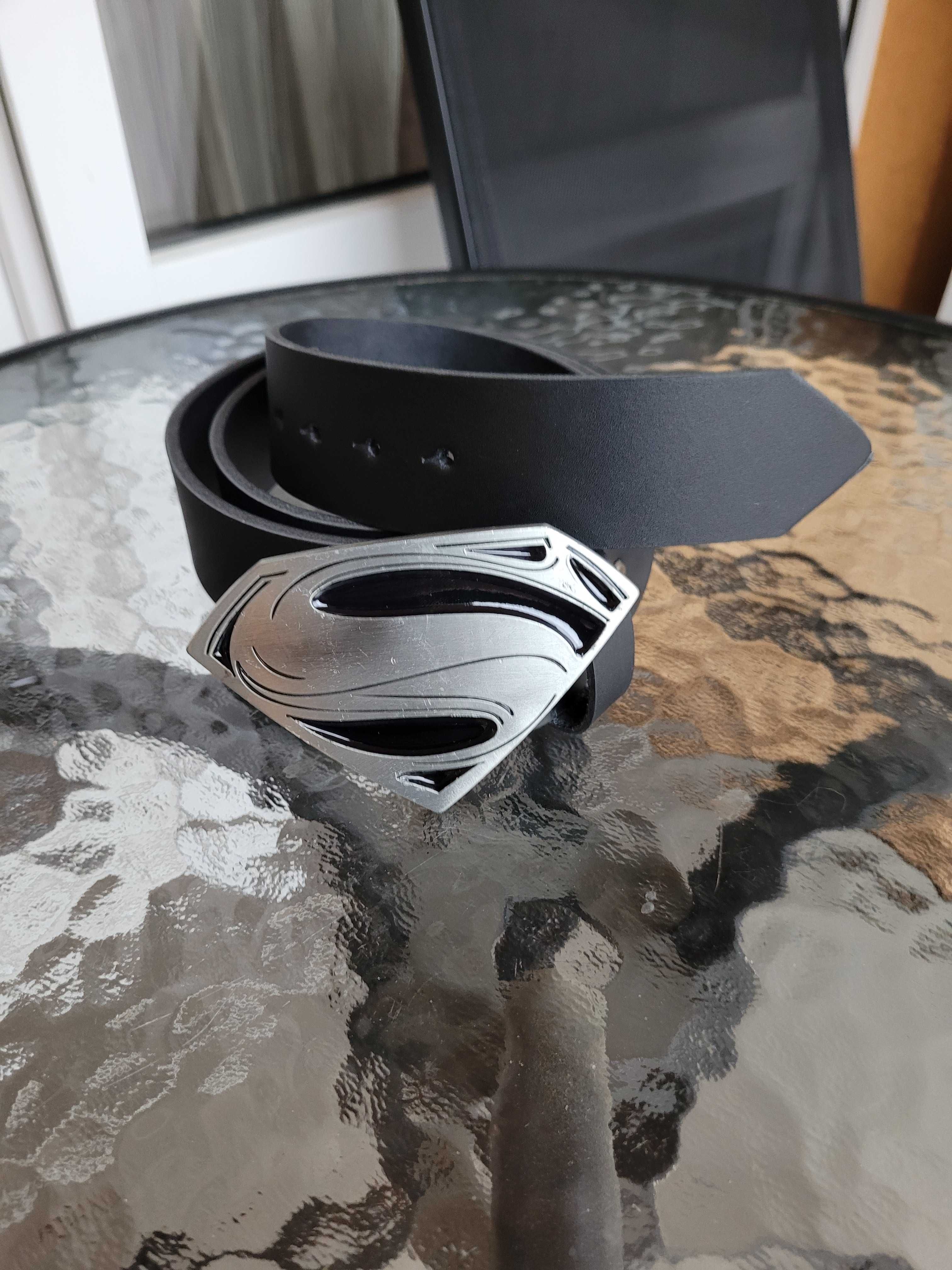 Czarny męski skórzany pasek z klamrą Superman