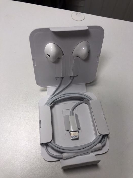 Продам оригинальные наушники Apple EarPods iPhone with original