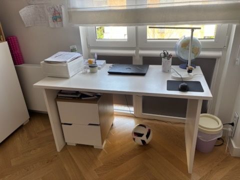 Regał biurko krzesło