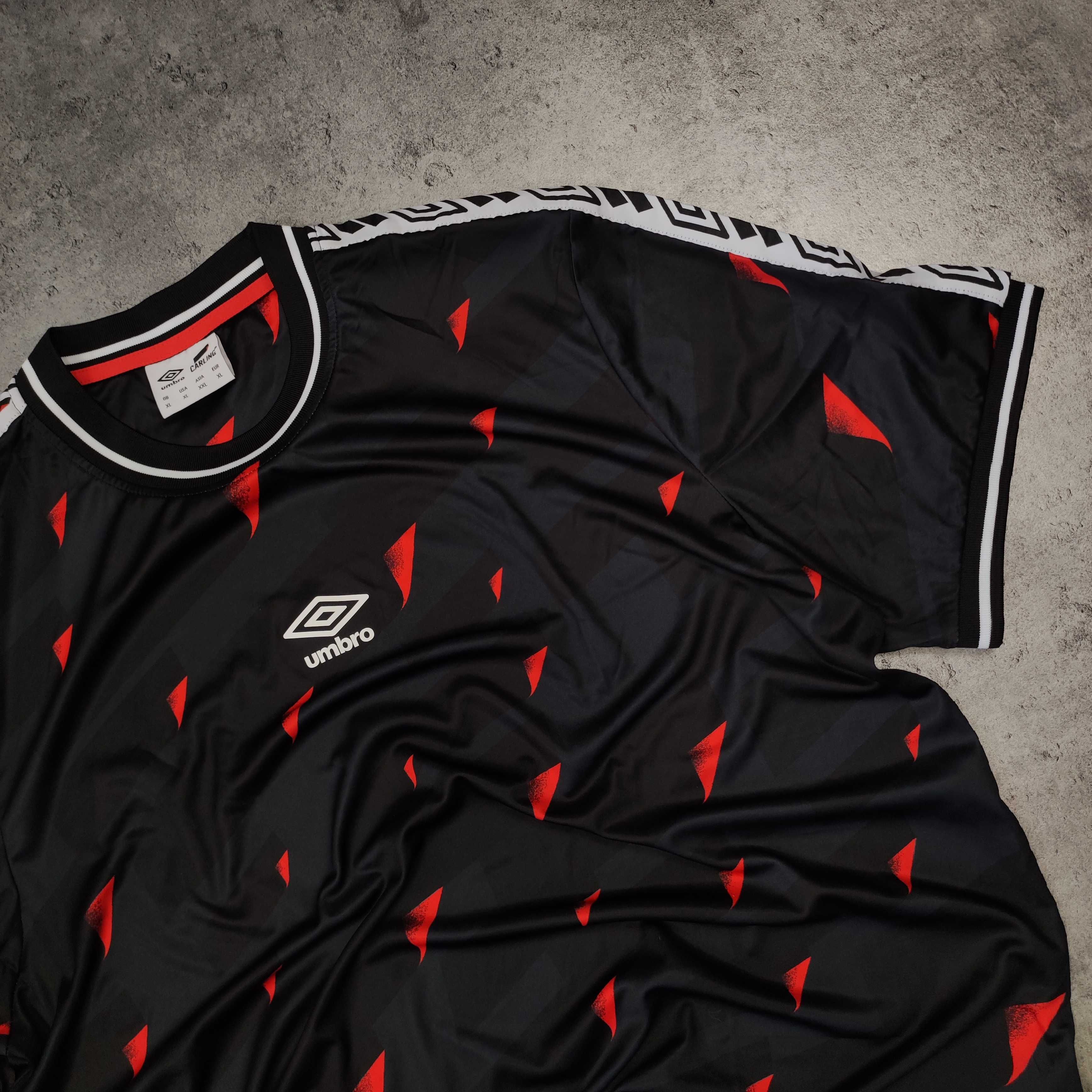 MĘSKA Koszulka Sportowa Duże Logo Czarna Wzorki Umbro Carling Śliska
