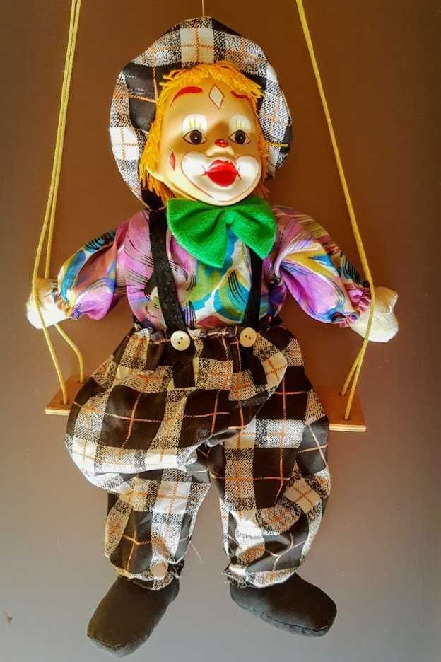 Boneco figurino marioneta palhaço no baloiço da década 1980