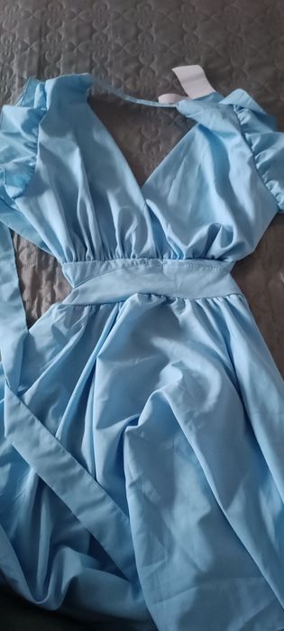 Sukienka błękitna z wiązaniem pakuten