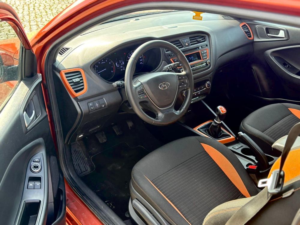 Hyundai i20 1.4 Benzyna 100KM Czarna podsufitka zamiana