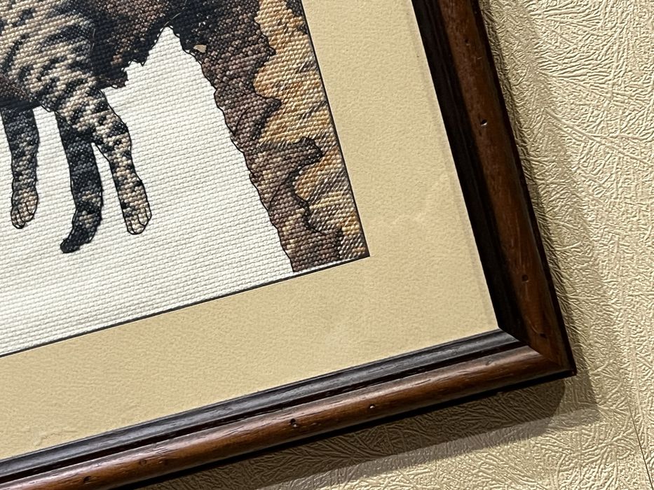 Вишита картина в рамі «Дуже стомлений»