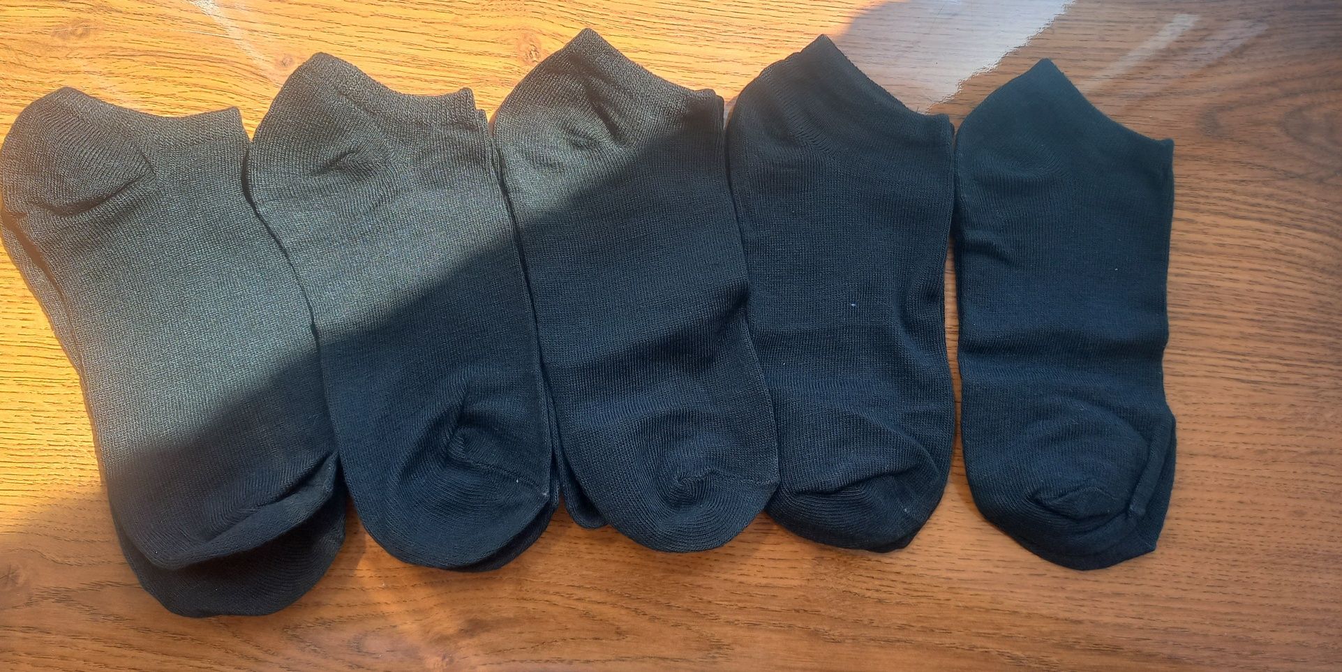 Шкарпетки чорного кольору.