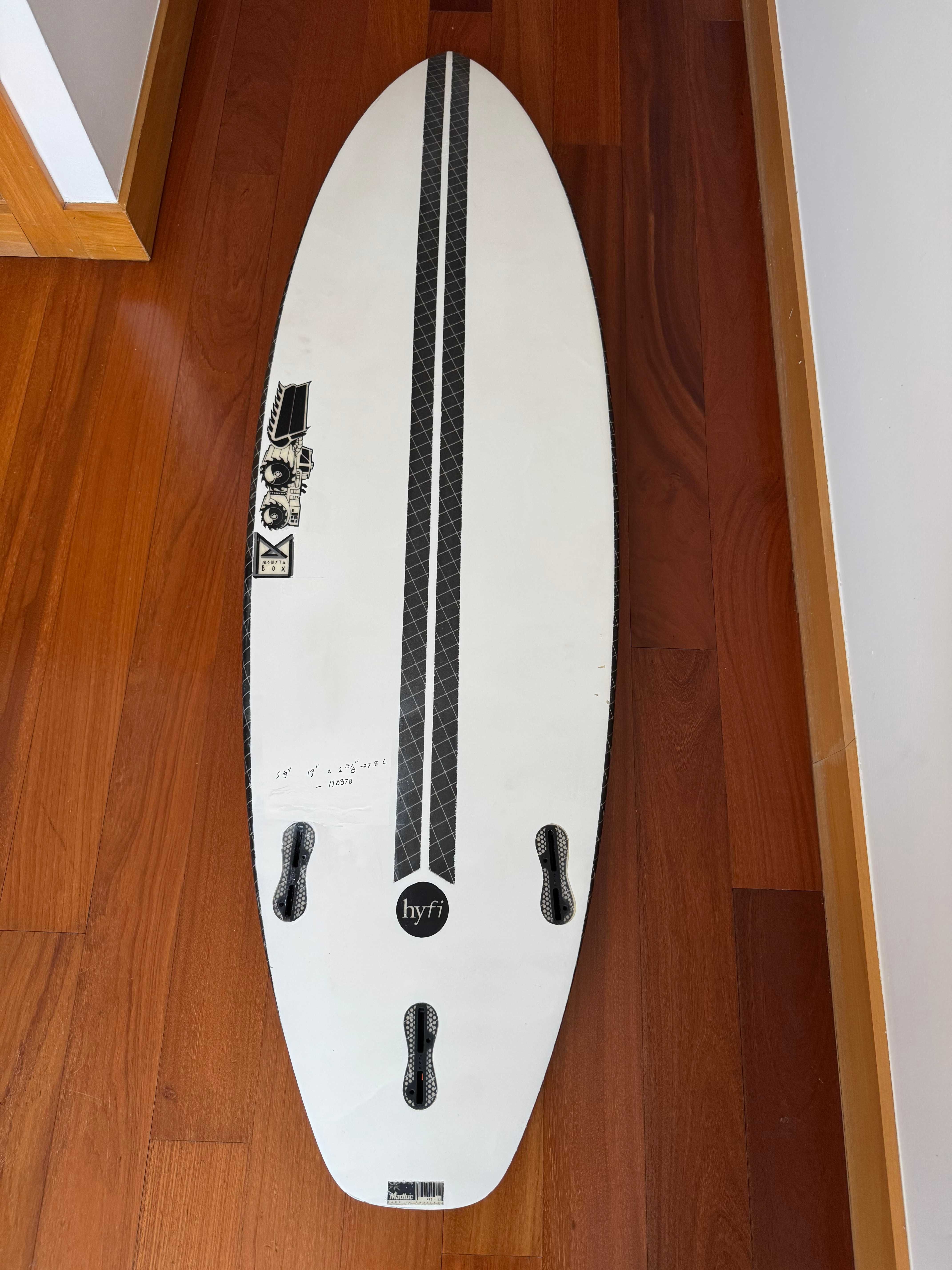 Prancha de surf JS Monsta Box HYFI 5’9 – 27,3 L (custom pintada)