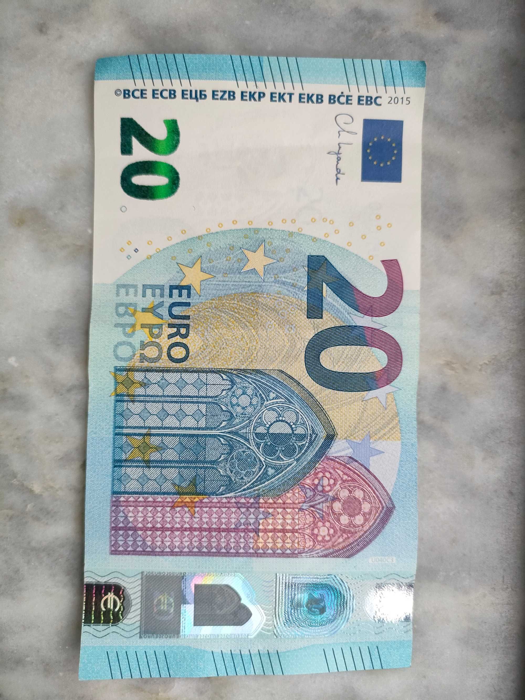 Nota de 20 euros com o número de série com um padrão diferente