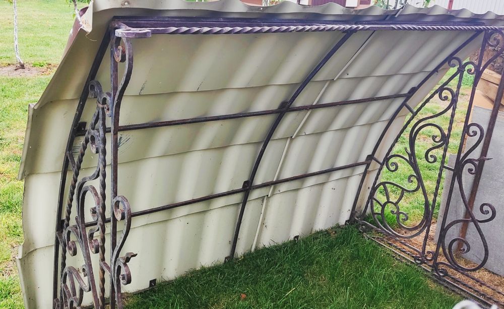 Металевий Дашок над дверима