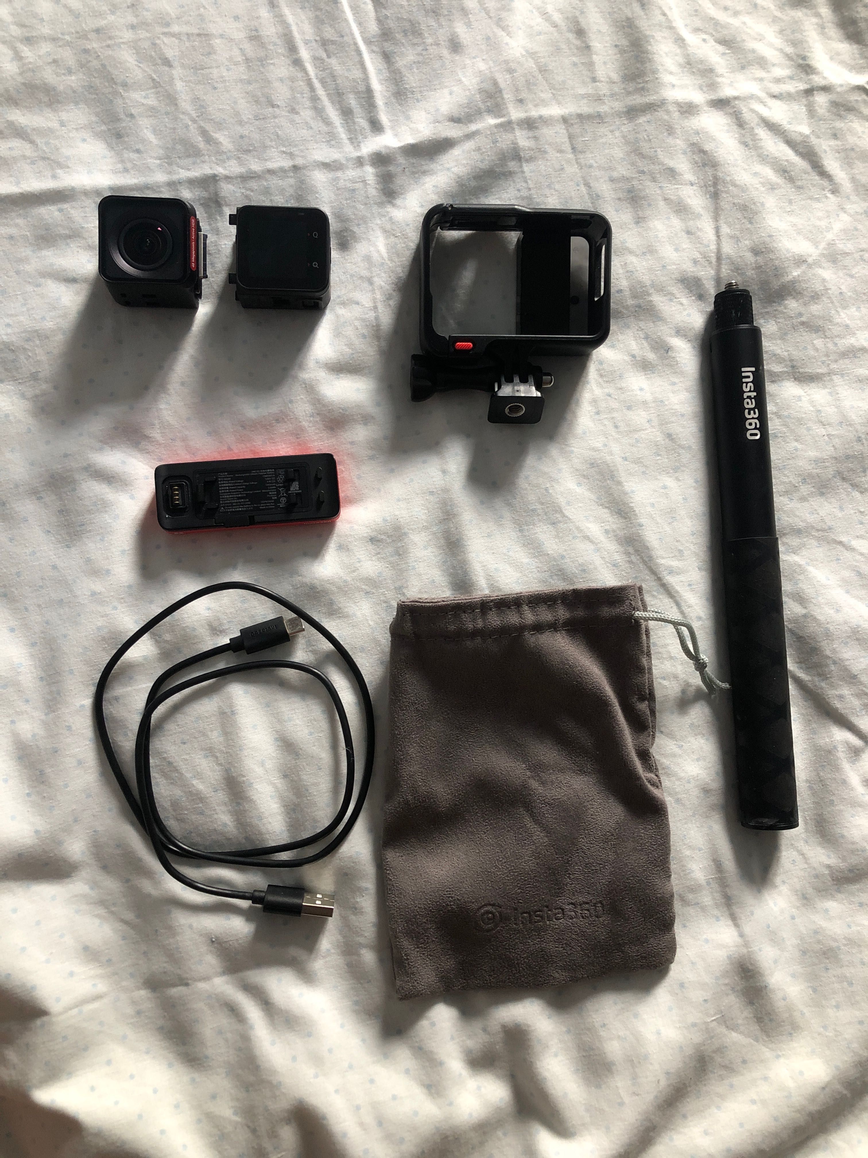 Câmara Insta360 e acessórios (atenção, slot microSD corroído)
