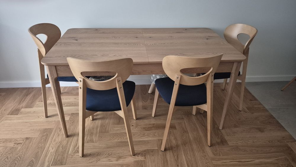 Stylowy stół do jadalni lub salonu