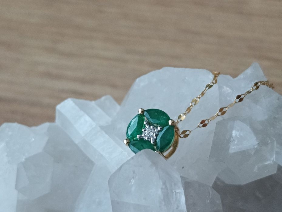 Zawieszka złoto próby 585 z naturalnym szmaragdem i diamentem