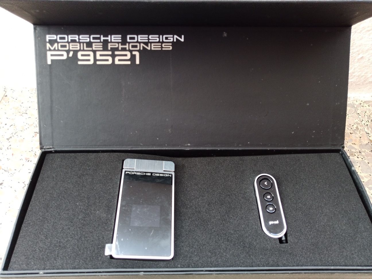 Vendo telemóvel Porsche design P9521 novo ainda com películas