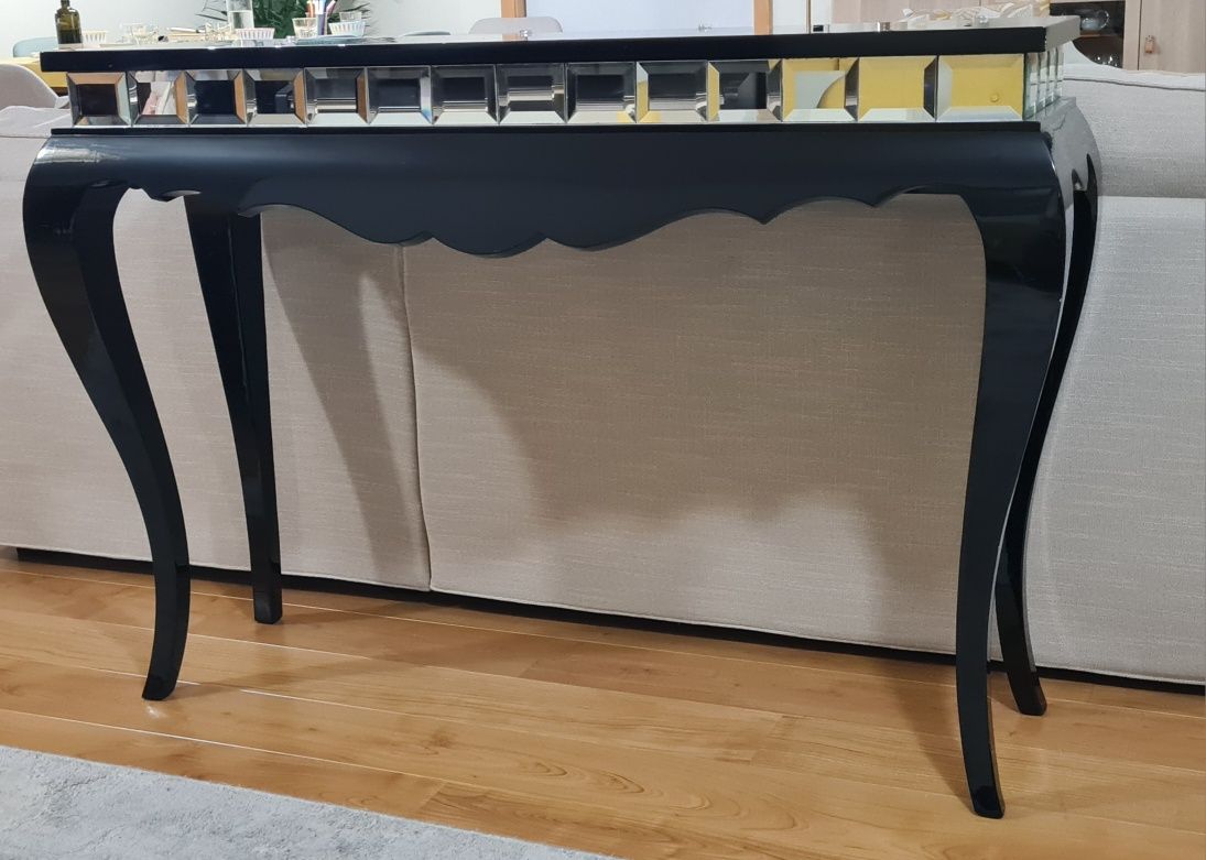 Consola lacada com espelhos