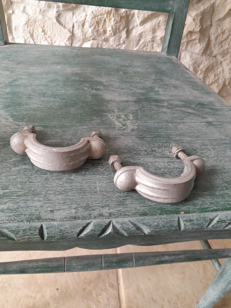 Duas (braçadeiras), puxadores antigos, em aluminio fundido.