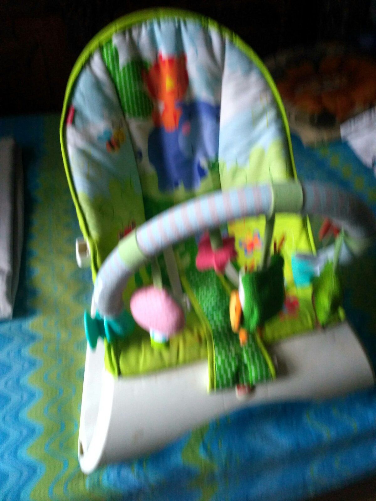 Дитяче крісло люлька з іграшками.