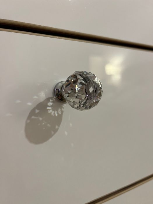 Drewniane biurko z połyskiem