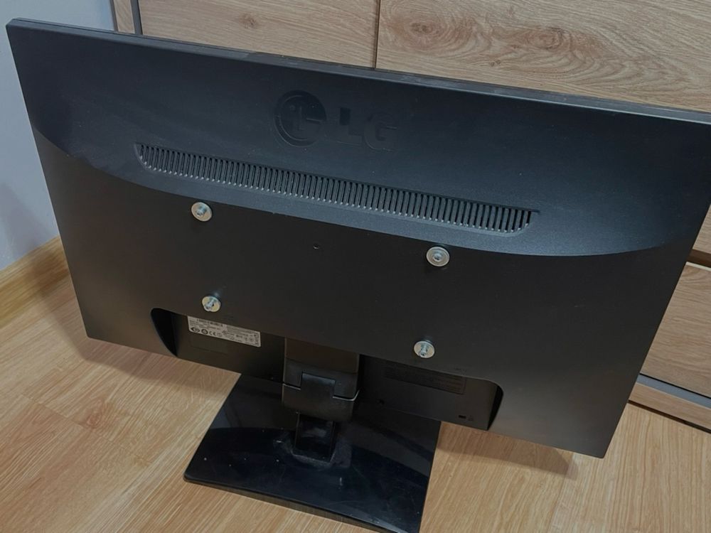 Monitor LG Flatron E2441 — 24 cale