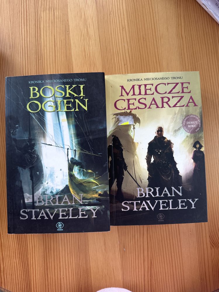 Brian staveley boski ogień i miecze cesarza