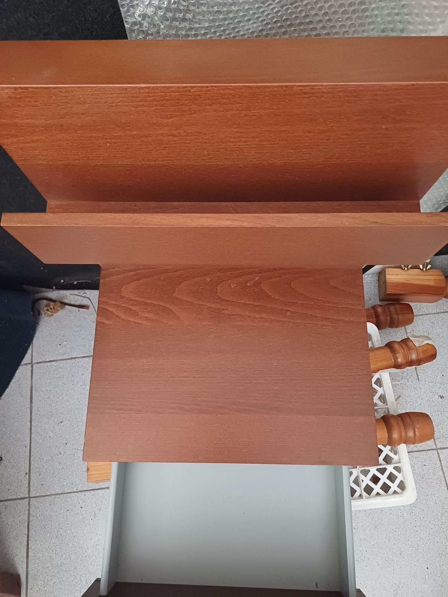 Duas mesas de cabeceira