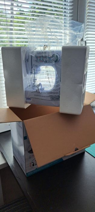 Maszyna do szycia MAC3POP z 14 regulowanymi ściegami z oświetleniem LE