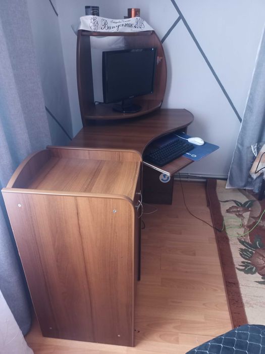 Комп'ютерний стіл