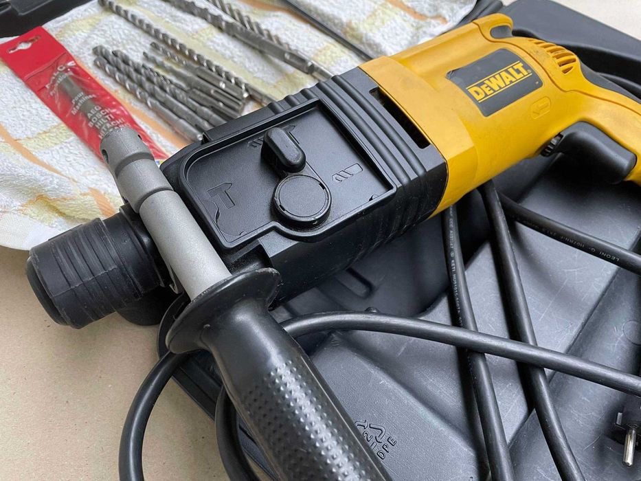 Zadbana młotowiertarka Dewalt D25003 (650W)