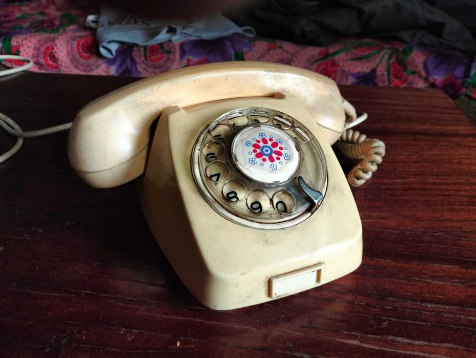 Дисковий телефон, ретро.