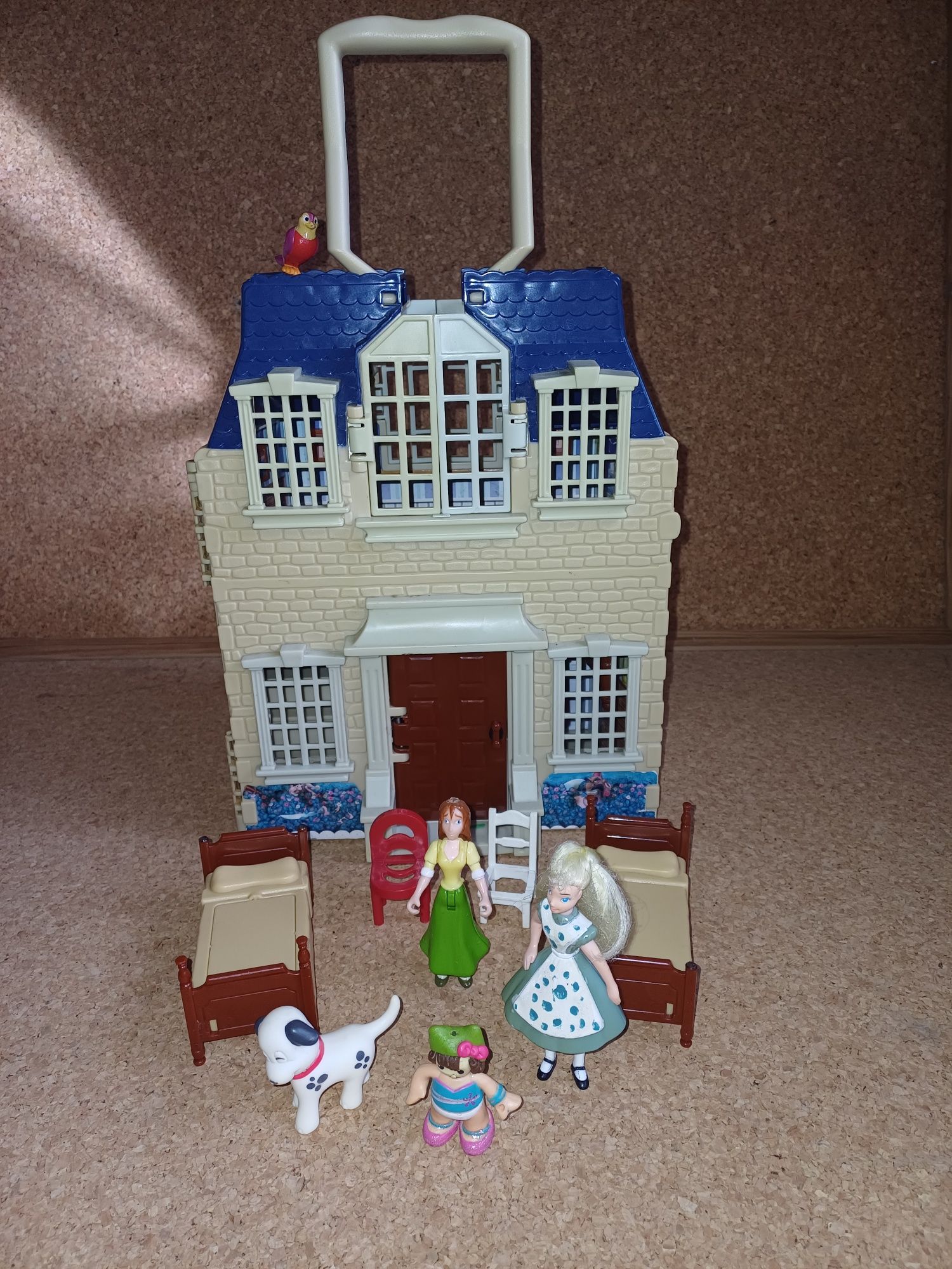 Casa com 3 bonecas, 1 cão, mobília, casinha de brincar. Disney.