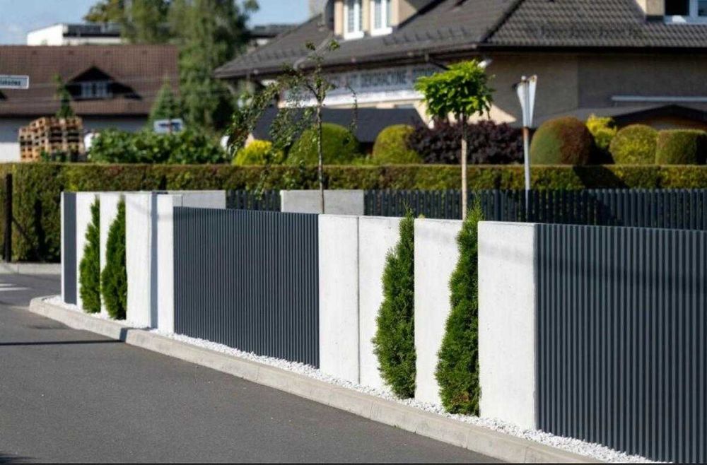 Ogrodzenie palisadowe, grzebieniowe, betonowe przęsła furtki multibox