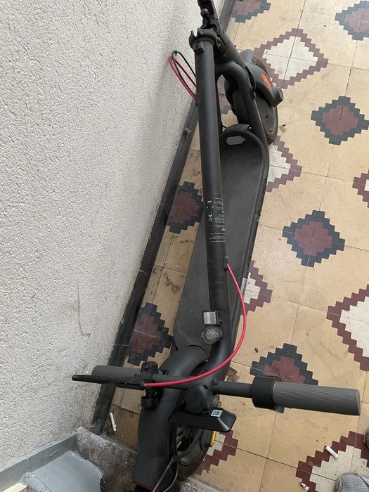 Trotinete Elétrica NAVEE V25 – Potência, Estilo e Mobilidade Urbana