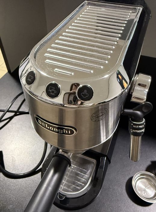 Кавоварка рожкова DELONGHI Dedica EC685.M