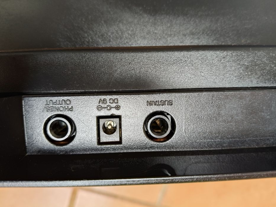 Piano  Casio com várias funções.