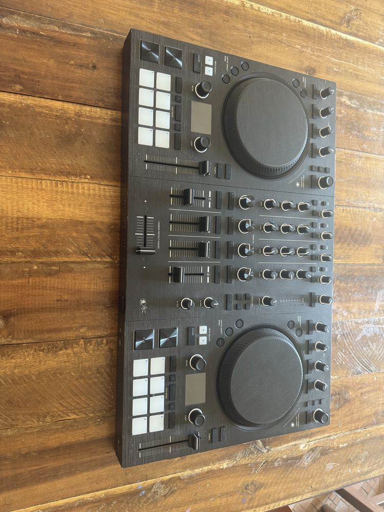 Controladora DJ Native Instruments Traktor Kontrol S4 MK3