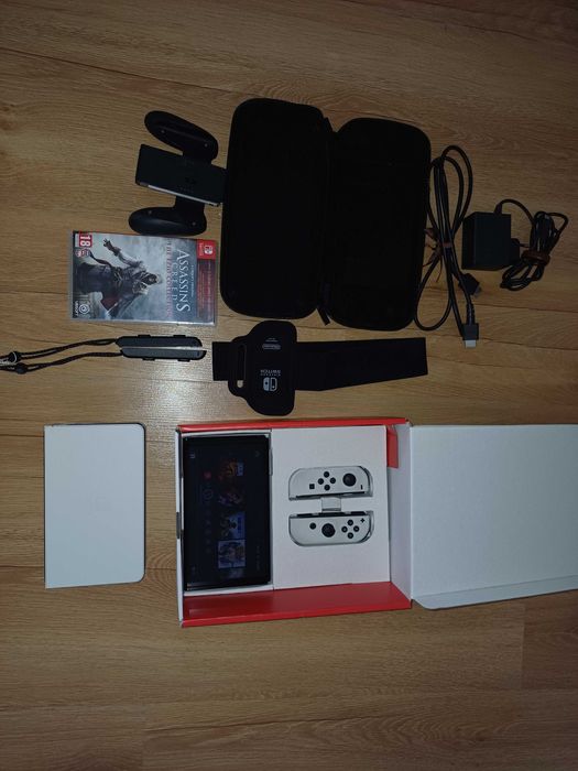 Nintendo  switch oled biały z grą assassin's creed the ezio collection