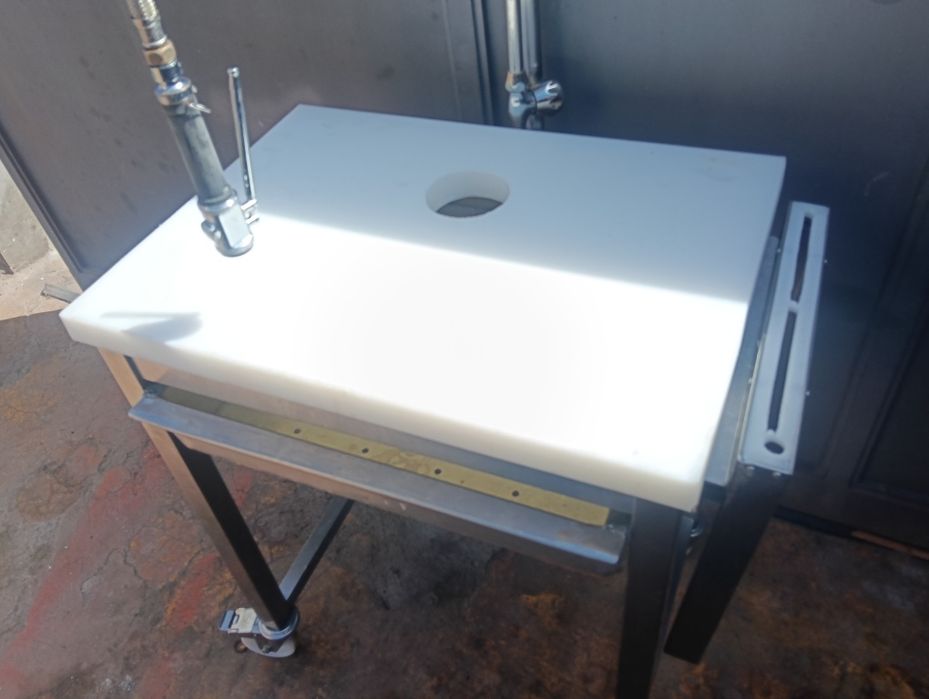 Bancada de corte em rilene com torneira de chuveiro