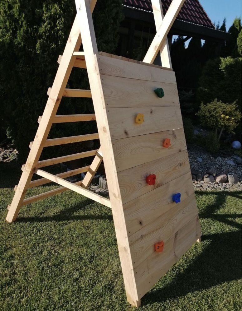 Drewnaniana ścianka wspinaczkowa do ogrodu dla dzieci drabinka