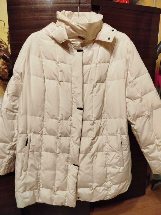 Kurtka puchowa biała z kapturem odpinanym.