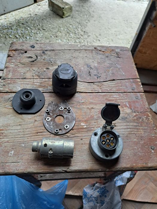 Вилка и розетка для подключения автомобильного прицепа