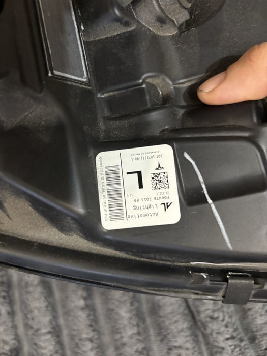 Фара тесла У оригинал целая и битая