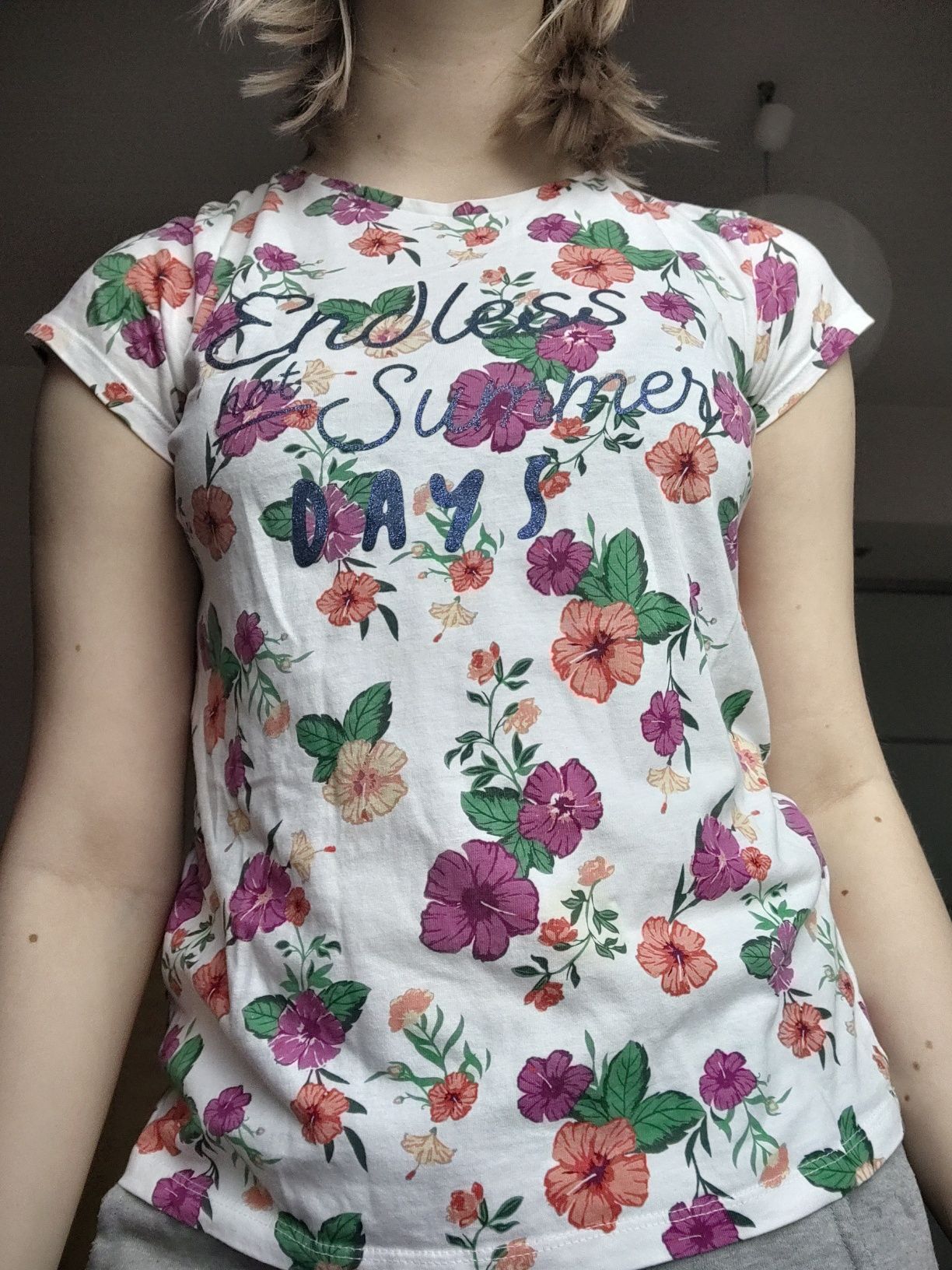 T-shirt dziewczęcy w kwiatowe wzory