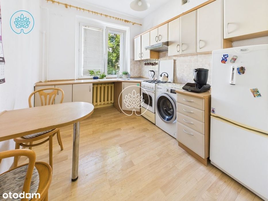 Klasyczne dwupokojowe mieszkanie w bloku z cegły