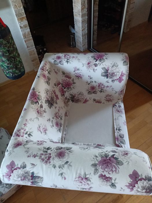 Jasna sofa w róże