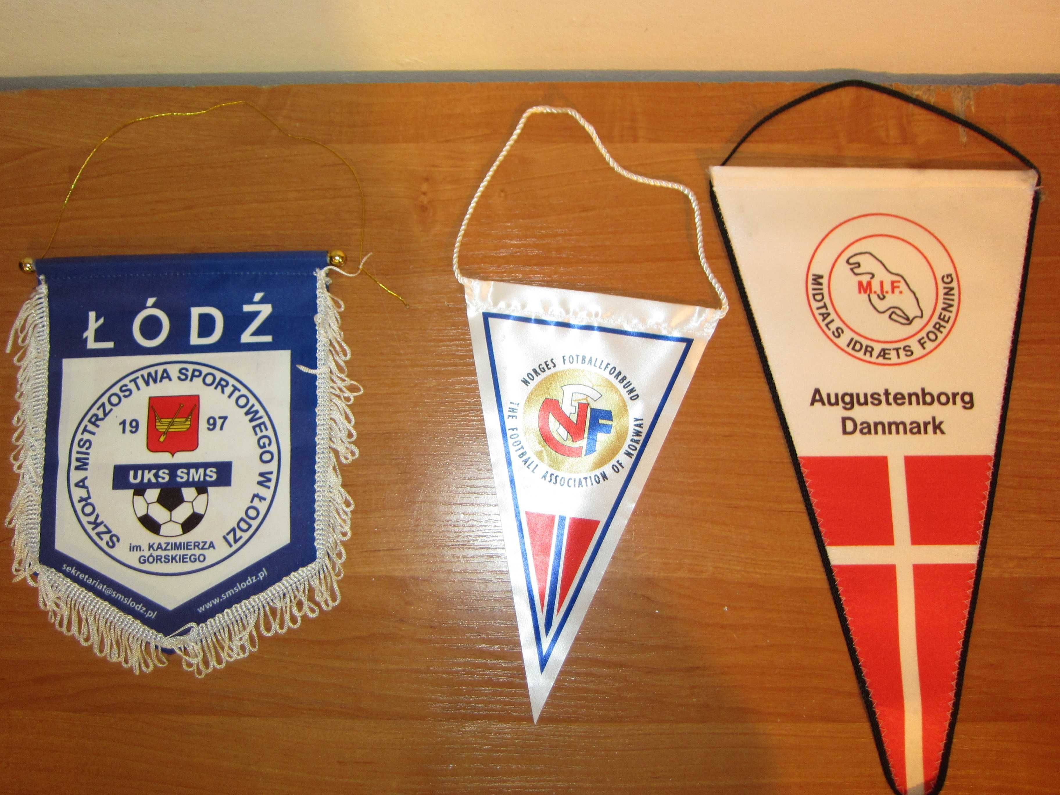Kolekcja polskich i zagranicznych  proporczyków piłkarskich
